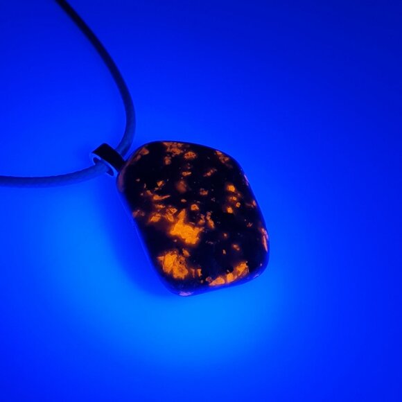 Yooperlite Granite Pendant Necklace Natural Stone UV Light Glow Gift 17" to 19" - Picture 1 of 6
